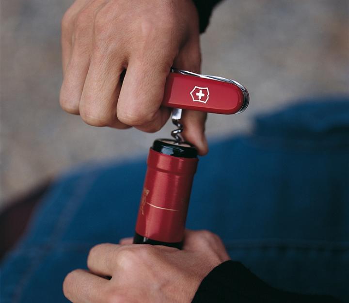 Victorinox švicarski žepni nož Huntsman, rdeč (1.3713)